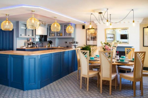 Cosy Open Plan Harbourside Inn with SuperKing Beds, Wood Burning Stove and Bar
